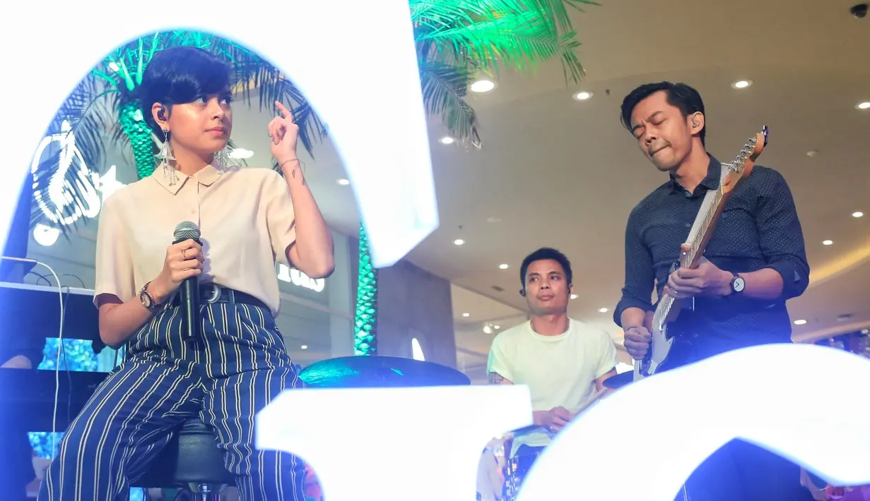 Kabar kedekatan Eva dengan Demas Narawangsa seorang drummer dari setiap ia manggung itu terkuat pada akhir tahun silam. Demas mengunggah foto yang tengah mendekap Eva. (Adrian Putra/Bintang.com)