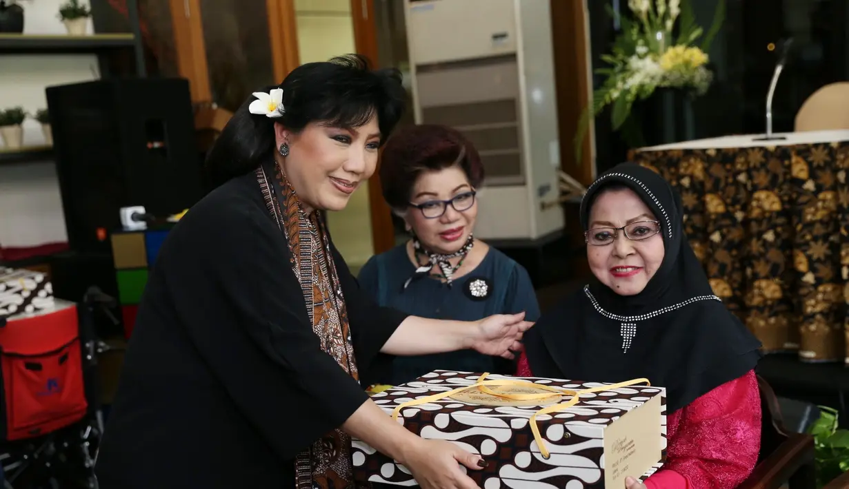 "Saya rasa layak memberikan apresiasi kepada beliau yang sudah puluhan tahun berkarya," ujar Anne Avantie di Hotel Century, Senayan, Jakarta Pusat, Kamis (29/3/2018). (Nurwahyunan/Bintang.com)