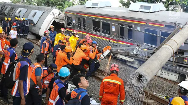 Proses Evakuasi KRL Anjlok di Bogor