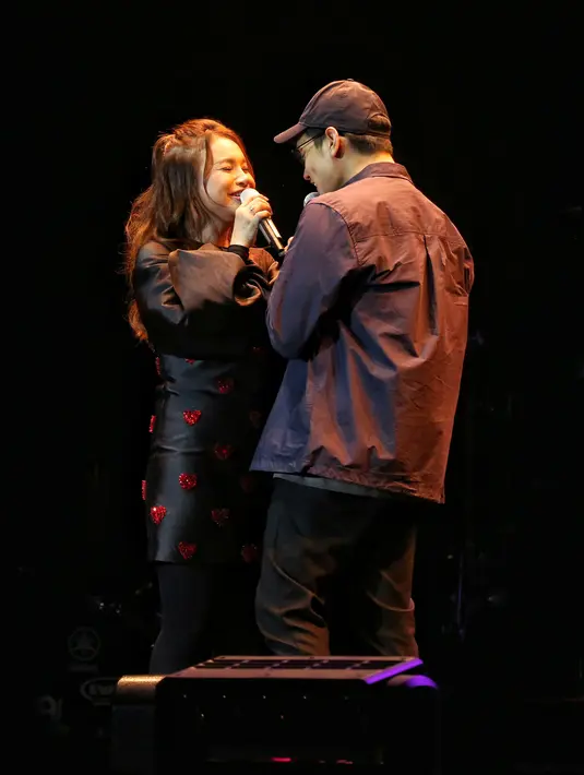 Duet Rossa dan Afgan dalam festival musik Love Fest di Istora Senayan, Jakarta Pusat, Jumat (21/2/2020) malam. (Adrian Putra/Fimela.com)