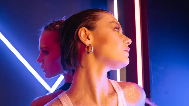 Hindari anting bersudut untuk bentuk wajah berlian