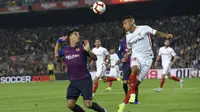 Striker Barcelona, Luis Suarez, duel udara dengan bek Sevilla, Guilherme Arana, pada laga La Liga Spanyol di Stadion Camp Nou, Barcelona, Sabtu (20/10). Barcelona menang 4-2 atas Sevilla. (AFP/Lluis Gene)