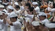 Umat Hindu menggelar persembahyangan Hari Raya Galungan di Pura Aditya Jaya, Rawamangun, Jakarta, Rabu (19/2/2020). Hari Raya Galungan yang dirayakan umat Hindu setiap 210 hari itu merupakan perayaan kemenangan Dharma atau kebenaran melawan Adharma atau kejahatan. (merdeka.com/Iqbal S Nugroho)