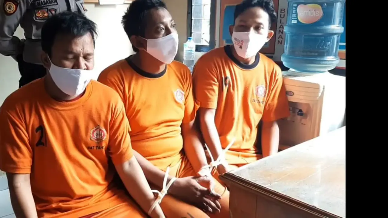 AS, D dan OW warga kota Tasikmalaya dan Ciamis yang merupakan trio sahabat karib itu, akhirnya ditangkap jajaran Polres Tasikmalaya, setelah berhasil mencuri puluhan tabung gas di salah satu gudang penyimpanan milik anggota DPRD Tasikmalaya.