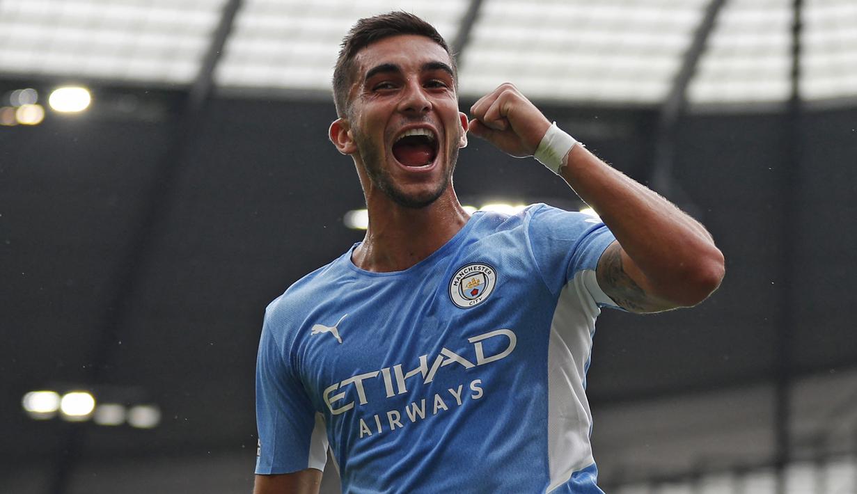 Pada menit ke-15 Manchester City kembali membobol gawang Norwich melalui Ferran Torres. Namun gol tersebut dianulir setelah wasit melihat rekaman VAR yang menunjukkan telah terjadi pelanggaran sebelum gol terjadi yang dilakukan oleh pemberi assist, Bernardo Silva. (Foto: AFP/Adrian Dennis)