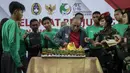 Ketum PSSI, Edy Rahmayadi, memotong tumpeng saat acara pelepasan Timnas Indonesia U-16 di Stadion Atang Sutresna, Jakarta Timur, Rabu (12/9/2017). Timnas U-16 akan mengikuti kualifikasi Piala AFC U-16. (Bola.com/Vitalis Yogi Trisna)