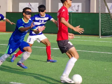 Pemain tim sepak bola tunanetra Provinsi Jiangsu mengikuti latihan di Nantong di provinsi Jiangsu timur China (19/8/2019). Tim yang pemainnya penyandang tunanetra ini tidak perlu khawatir jika cedera, mereka semua adalah tukang pijat. (Cheng Yajing/Jiangsu Provincial Blind Football Team/AFP)