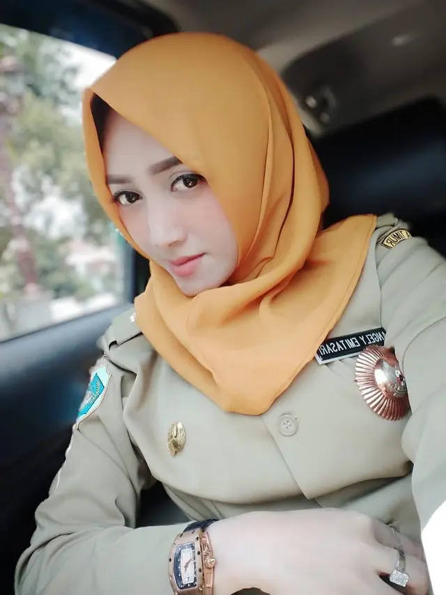 6 Potret Angel Emitasari saat Pakai Hijab, Pedangdut Lamongan yang Jadi Kades