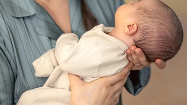 Menggendong Bayi