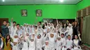 Di akhir acara, Fifie tak lupa untuk mengabadikan fotonya bersama teman dan anak-anak yatim di yayasan Muhammadiyah, Jakarta, (14,7/14) (Liputan6.com/ Panji Diksana)