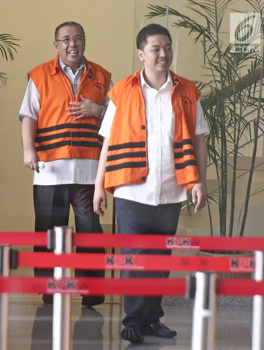 Ekspresi cagub Sulawesi Tenggara Asrun (kiri) dan Wali Kota nonaktif Kendari Adriatma Dwi Putra usai pemeriksaan di Gedung KPK, Jakarta, Jumat (25/5). Ayah dan anak ini menjalani pemeriksaan sebagai tersangka dugaan suap. (Liputan6.com/Herman Zakharia)
