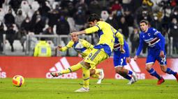 Pemain Juventus Alvaro Morata mencetak gol ke gawang Sampdoria dari titik penalti pada pertandingan sepak bola babak 16 besar Coppa Italia di Allianz Stadium, Turin, Italia, 18 Januari 2022. Juventus menang 4-1. (Marco Alpozzi/LaPresse via AP)
