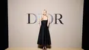 Pemeran Putri Diana, Elizabeth Debicki, terlihat manis dengan dress panjang bertali dari Dior. Tampilan feminin simple-nya ditutup dengan heels hitam [Dior]