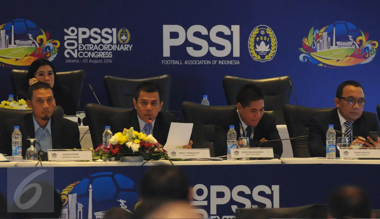 Plt Ketua Umum PSSI, Hinca Pandjaitan (kedua kiri) membacakan putusan jelang ditutupnya Kongres Luar Biasa PSSI di Jakarta, Rabu (3/8). Kongres menetapkan enam agenda utama pada Kongres Luar Biasa PSSI mendatang. (Liputan6.com/Helmi Fithriansyah)