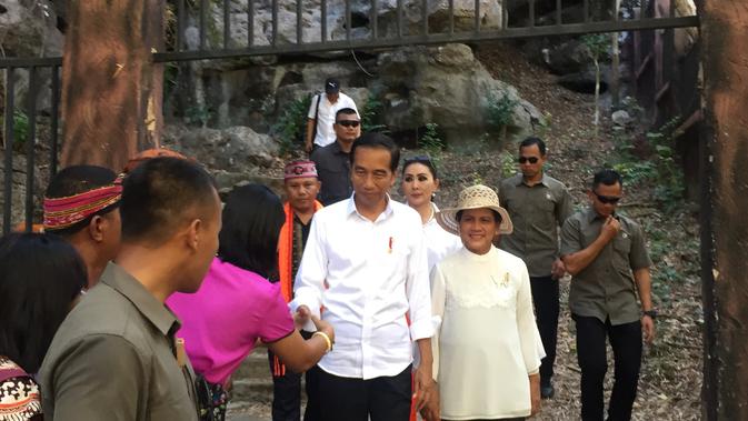 Jokowi dan Iriana Menyusuri Batu Terjal di Goa Batu Cermin (Foto: Liputan6/ Lizsa Egeham)