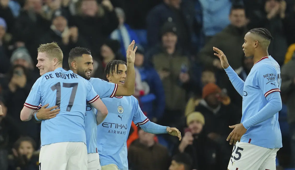 Para pemain Manchester City merayakan setelah gelandang Riyad Mahrez mencetak gol ke gawang Liverpool selama pertandingan babak 16 besar Piala Liga Inggris di stadion Etihad di Manchester, Inggris, Jumat (23/12/2022). Man City menang tipis atas Liverpool 3-2. (AP Photo/Jon Super)