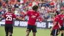 Pemain Manchester United, Marouane Fellaini (tengah) mencetak dua gol pada tour 2017. Dua gol Fellaini tersebut masing-masing ke gawang LA Galaxy dan Velerenga. (AFP/Ringo Chiu)