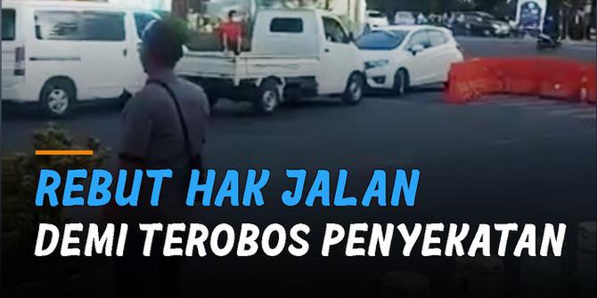 VIDEO: Adu Kesabaran Antar Mobil, Rebut Hak Jalan Demi Terobos Penyekatan