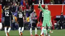 Kiper Manchester United, David de Gea (kanan) memberikan salam kepada suporter usai melawan Sevilla pada laga 16 besar Liga Champions di Ramon Sanchez Pizjuan stadium, Seville, (21/2/2018). MU bermain Imbang 0-0 lawan Sevilla. (AP/Miguel Morenatti)