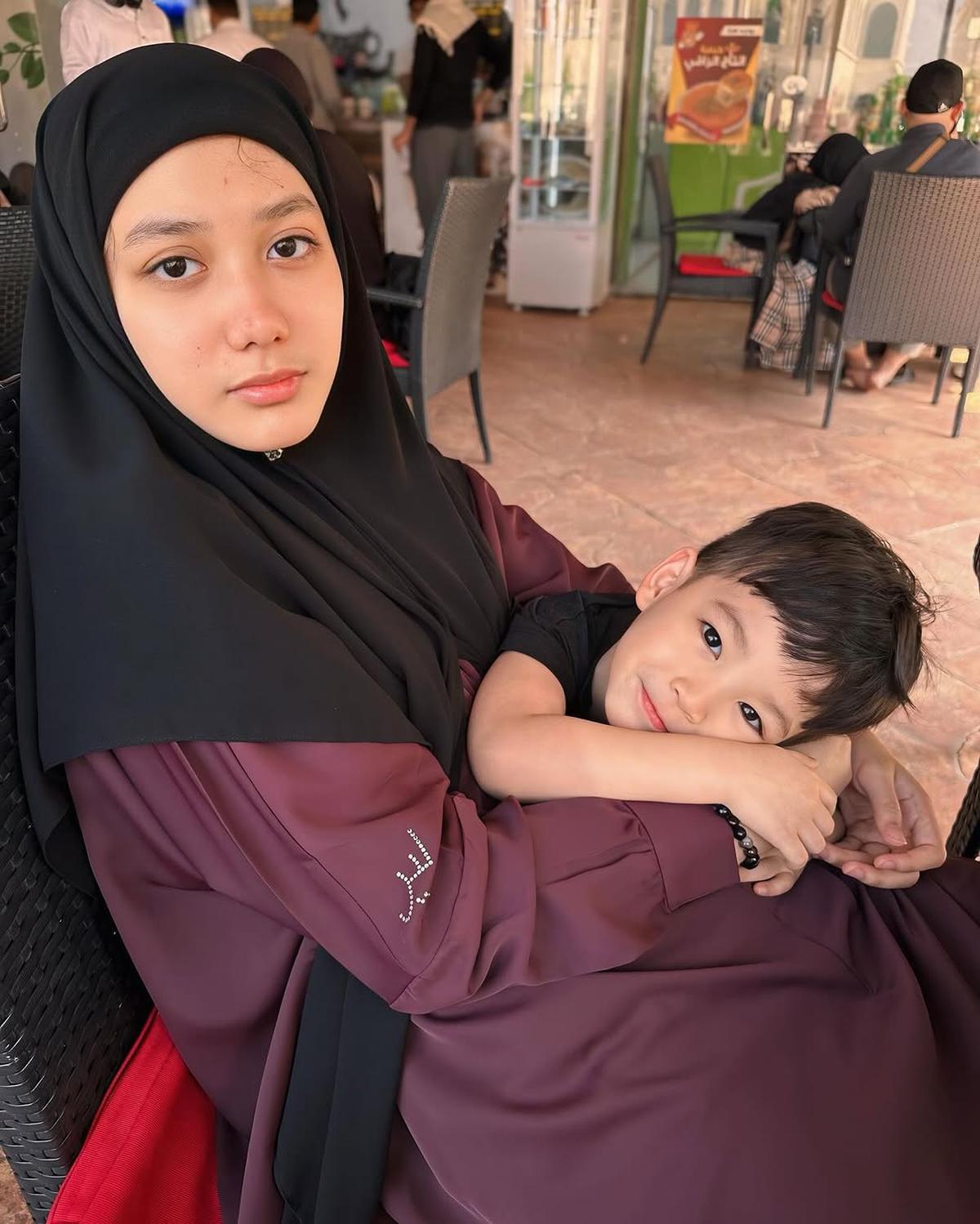 Potret Lyra Virna Umroh Ditemani Anak-anak yang Kian Dewasa