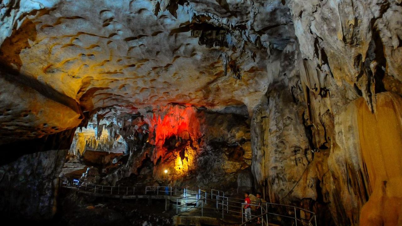 Goa ini cukup menarik karena pada setiap sudut goa terdapat sensasi pemandangan yang berbeda dengan sumber mata air yang alami.