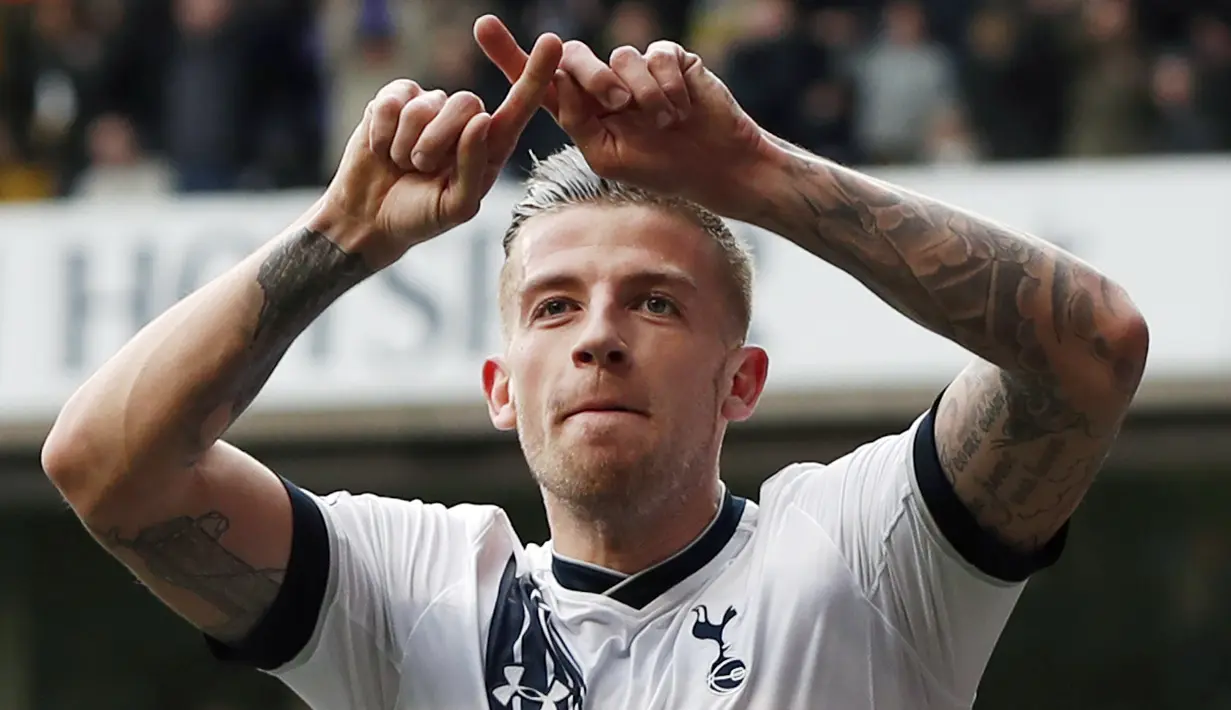  Toby Alderweireld mencetak satu gol saat Tottenham mengalahkan Manchester United pada lanjutan liga Inggris di White Hart Lane, Minggu (10/4/2016). (Action Images via Reuters/John Sibley)