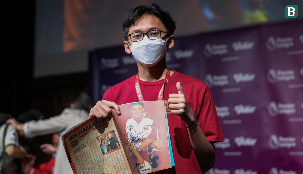 <p>Seorang peserta menunjukkan tanda tangan Michael Owen saat acara Meet and Greet with Michael Owen di SCTV Tower, Senayan, Jakarta, Minggu (21/08/2022). (Bola.com/Bagaskara Lazuardi)</p>