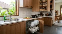 7 Ide Dapur dengan Rak Piring Tarik dan Tempat Bumbu Tersembunyi agar Lebih Rapi
