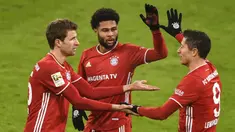 Penyerang Bayern Munchen, Robert Lewandowski, merayakan gol yang dicetaknya ke gawang Wolfsburg pada laga lanjutan Liga Jerman di Allianz Arena, Kamis (17/12/2020) dini hari WIB. Bayern Munchen menang 2-1 atas Wolfsburg. (AFP/Lukas Barth-Tuttas/pool)