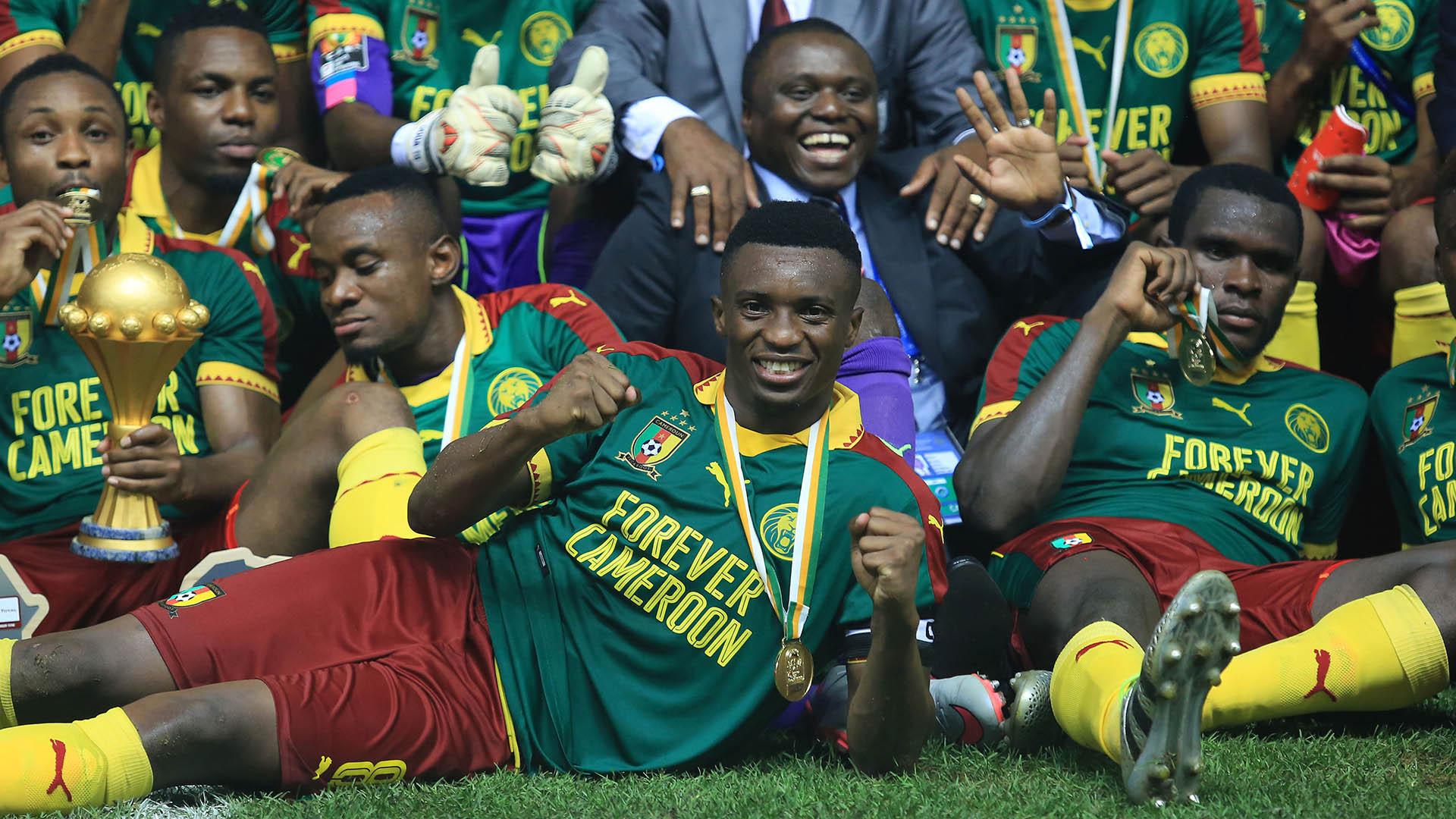 Striker Kamerun, Benjamin Moukandjo, bersama rekan-rekannya merayakan keberhasilan menjadi raja Afrika usai membungkam Mesir 2-1. (EPA/Gavin Barker)