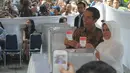 Sebelum dimasukkan ke kotak suara, mantan Wali Kota Solo itu bersama istri memperlihatkan surat suara kepada wartawan di TPS 18, Menteng, Jakarta, Rabu (9/7/14). (Liputan6.com/Herman Zakharia)