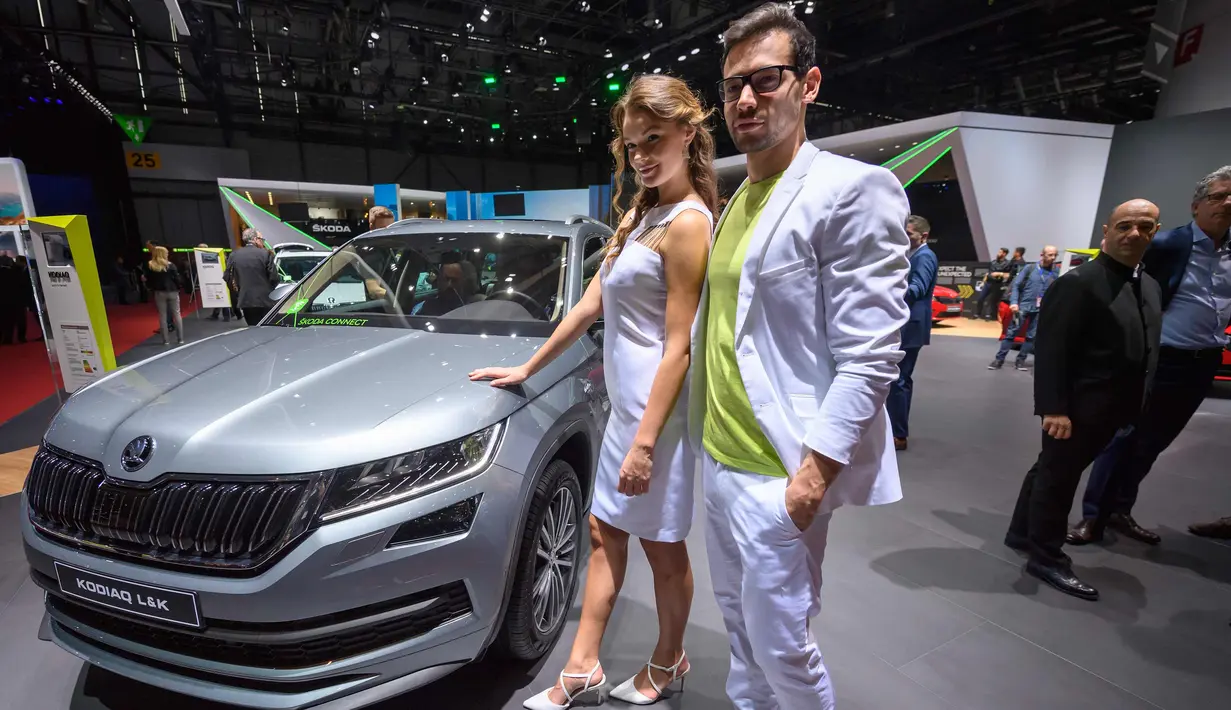 Model berpose di samping Skoda Kodiaq L & K selama Geneva International Motor Show ke-88 di Jenewa, Swiss (6/3). Sejumlah model cantik menghiasi pameran otomotif selama berlangsungnya Geneva International Motor Show. (Martial Trezzini / Keystone via AP)
