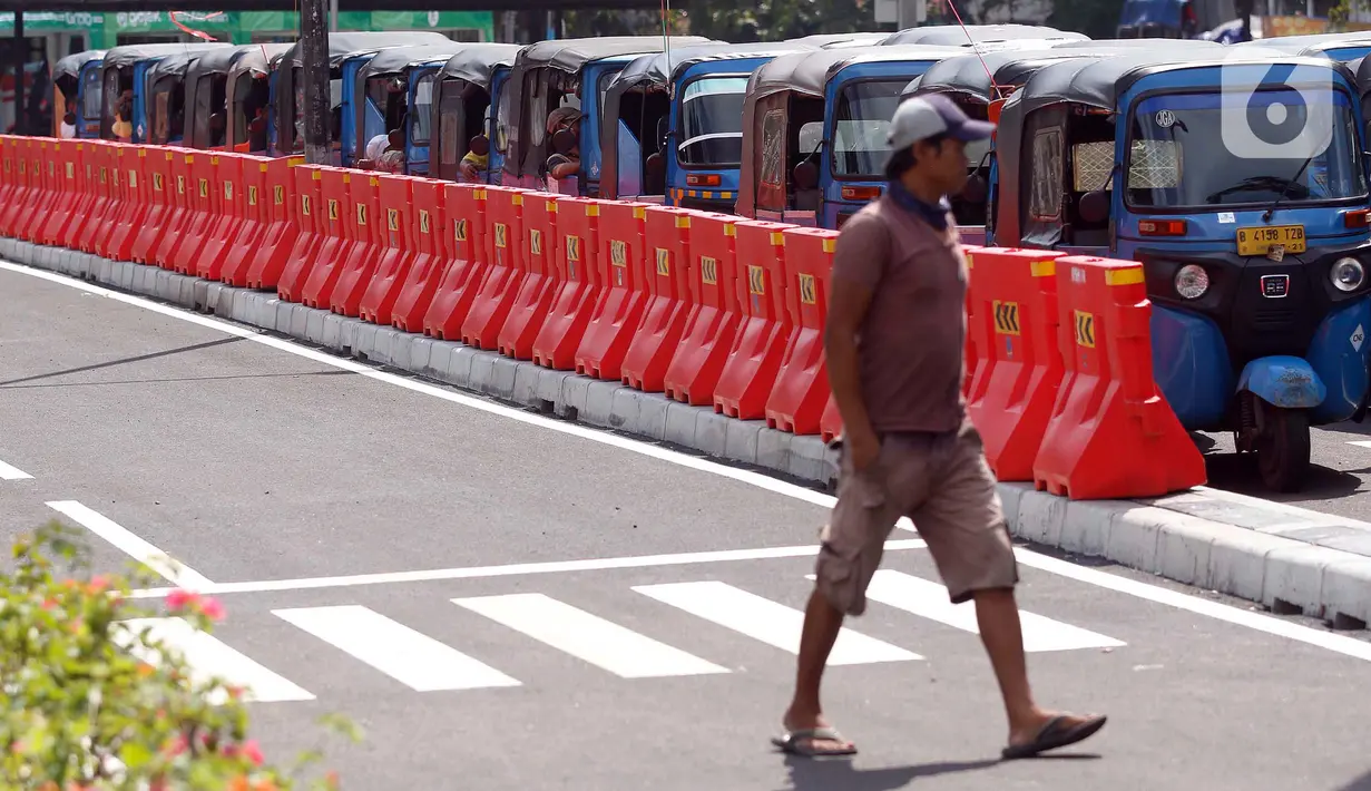 Pengemudi bajaj menunggu penumpang di jalur khusus angkutan umum Stasiun Tanah Abang, Jakarta Pusat, Jumat (5/6/2020). Pengemudi angkot, bajaj, hingga ojek kini bisa menunggu penumpang yang baru turun dari kereta di jalur khusus angkutan umum. (Liputan6.com/Johan Tallo)