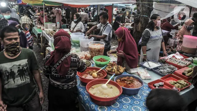 FOTO: Berburu Santapan Berbuka Puasa di Pasar Rawamangun