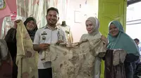 Ecoprint Ikhfa menghasilkan berbagai produk aksesori menarik dan unik. Seperti kain, selendang, baju, kipas, jilbab, bahkan produk kain lainnya sesuai permintaan konsumen