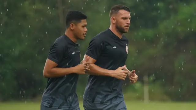 FOTO: Di Bawah Guyuran Hujan, Sudirman Pimpin Latihan Perdana Persija di Tengah Kabar Pergantian Pelatih
