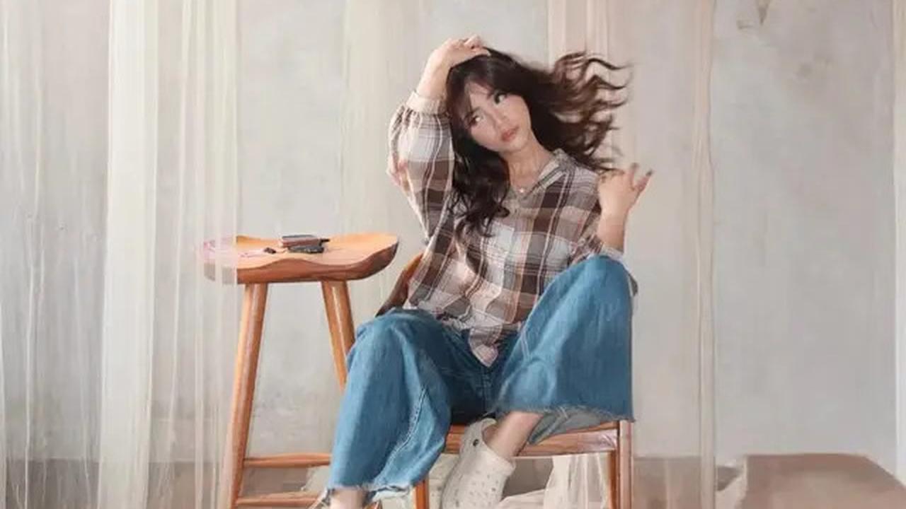 8 Pilihan Gaya Padu Padan Jeans ala Fuji, Super Stylish dan Kece Abis