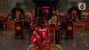 Warga Tionghoa beribadah malam perayaan Tahun Baru Imlek 2573 di Vihara Amurva Bhumi, Jakarta, Senin (31/1/2022). Pengurus Vihara mengatakan Ibadah Imlek pada tahun ini dilakukan pembatasan sampai pukul 20.00 akibat pemberlakuan PPKM level tiga di Jakarta. (Liputan6.com/Johan Tallo)