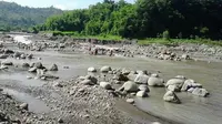 Jasad seorang asisten sopir mobil tambang galian C yang tenggelam di Sungai Jeneberang, Kabupaten Gowa, Sulawesi Selatan, belum ditemukan. (Liputan6.com/Ahmad Yusran)