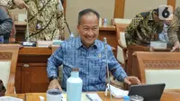 Menteri Perindustrian Agus Gumiwang Kartasasmita bersiap mengikuti rapat kerja dengan komisi VII DPR RI di Jakarta, Rabu (7/12/2022). Dalam rapat kerja tersebut membahas Realisasi Anggaran triwulan III TA 2022,Strategi peningkatan daya saing industri pembangunan kapal dan kedirgantaraan di dalam negeri, Pengembangan Industri Farmasi, Industri Alat Kesehatan, dan Industri Elektronika, Kebijakan percepatan kendaraan listrik dan industri baterai di Indonesia, dan Hasil G20 sektor Perindustrian. (Liputan6.com/Angga Yuniar)