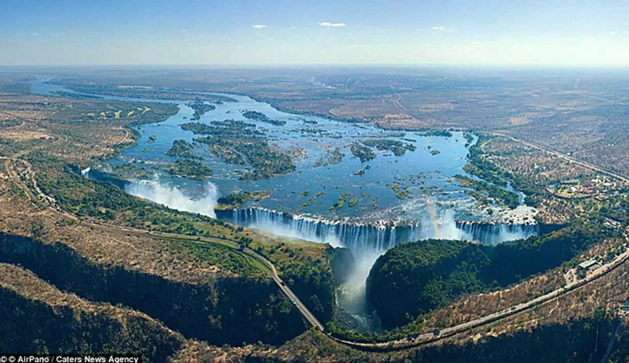 Indanya pemandangan air terjun Victoria Falls yang diabadikan kamera drone. air terjun ini berada diantara Zambia dan Zimbabwe. (Dailymail)
