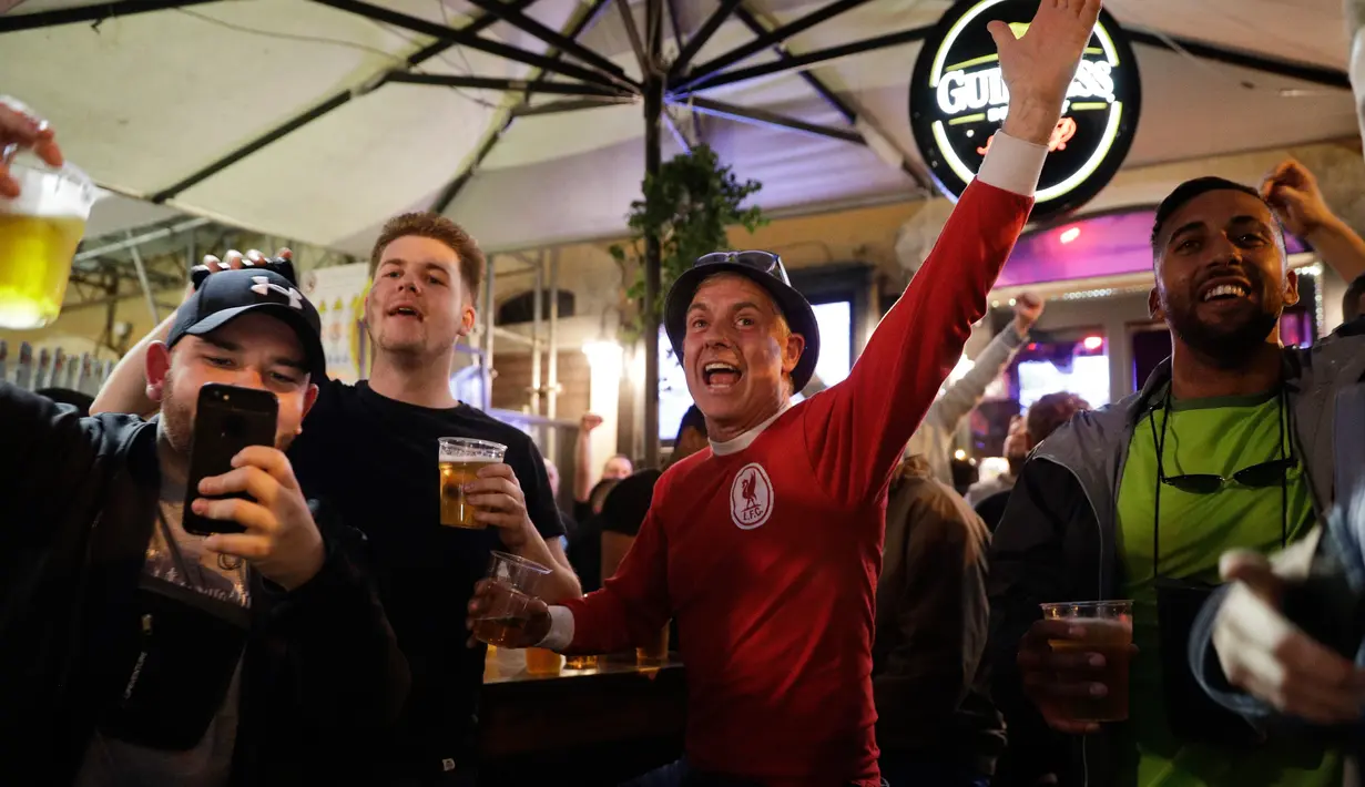Pendukung Liverpool bernyanyi dan mendukung tim mereka di sebuah pub di alun-alun Campo de 'Fiori Roma, Italia (1/5). Pada leg pertama Liverpool menang telak 5-2 atas AS Roma. (AP Photo/Andrew Medichini )