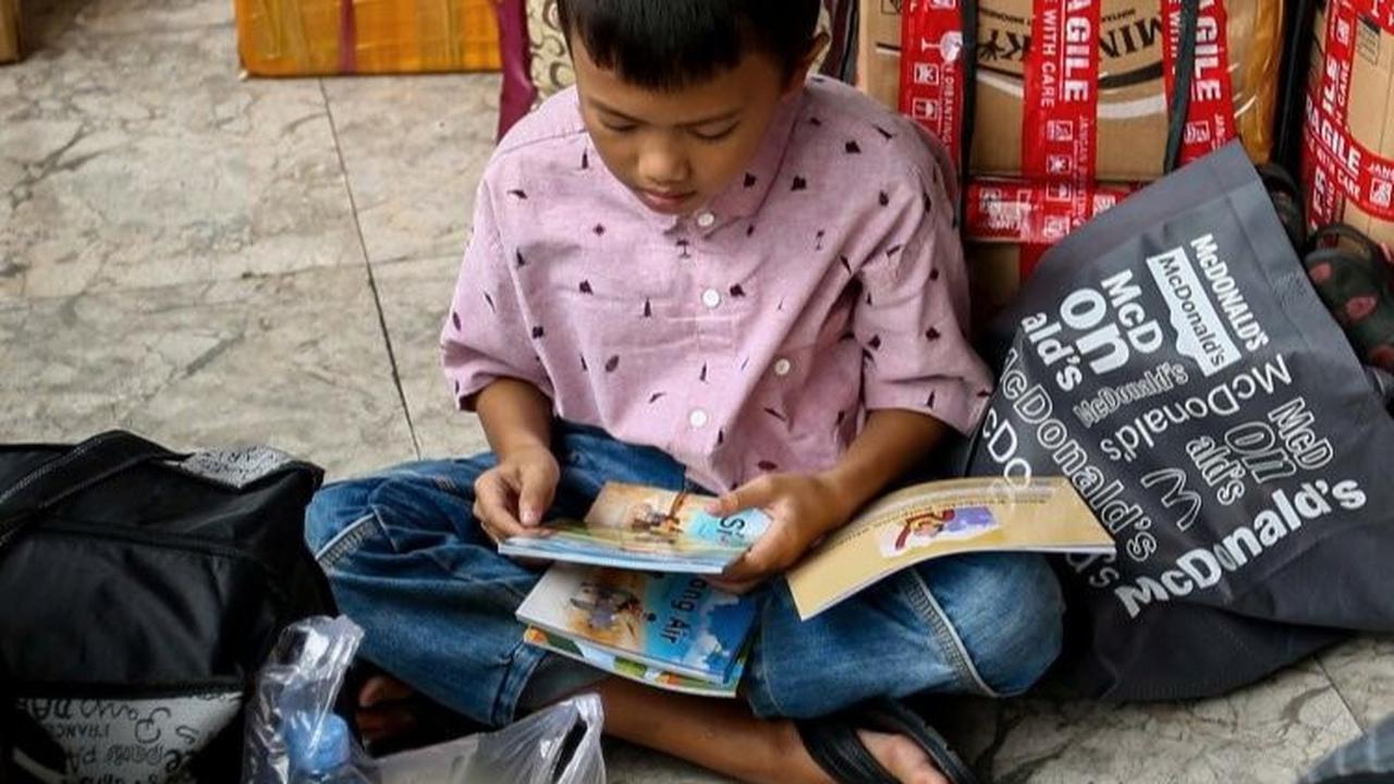37.	Di Hari Buku Sedunia ini, mari kita bersyukur atas warisan intelektual yang diwariskan melalui buku-buku. Semoga semangat membaca kita terus menyala, menginspirasi, dan menerangi jalan kita menuju pengetahuan yang lebih luas.