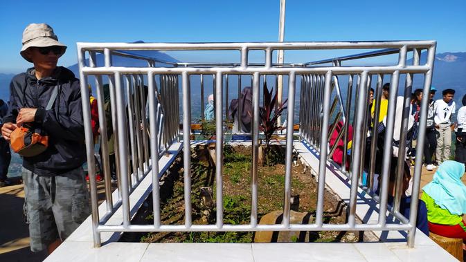 Dua makam leluhur Kerajaan Timanganten yakni Nyimas Ratu Intan Ratna Dewata dan Patih Ki Rambut Putih di kawasan wisata Bukit Intan Dewata. (Liputan6.com/Jayadi Supriadin)