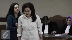 Ekspresi dua kolega mantan anggota Komisi V DPR Damayanti Wisnu Putranti, Dessy Ariyati Edwin (kanan) dan Julia Prasetyarini usai menjalani sidang putusan di Pengadilan Tipikor Jakarta, Rabu (7/9). (Liputan6.com/Helmi Afandi)