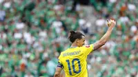 Zlatan Ibrahimovic saat memberi salam ke barisan fans usai laga Swedia kontra Irlandia, pada ajang Piala Eropa 2016, di Stade de France, Saint-Denis (13/6/2016). Ibra mengadakan pembicaraan dengan kubu Bayern Munchen.  (Reuters/Christian Hartmann)