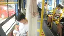 Seorang Ibu saat ingin menyusui anaknya di dalam sebuah bus, kota Pingxiang, Provinsi Jiangxi, Cina. Ruang tersebut ditutupi oleh sebuah tirai. (shanghaiist.com)