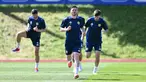 Bek Skotlandia #03 Andrew Robertson menghadiri sesi latihan MD-1 menjelang pertandingan Grup A UEFA Euro 2024, di base camp tim di Garmisch-Partenkirchen, Selasa (18/6/2024). (MIGUEL MEDINA / AFP)