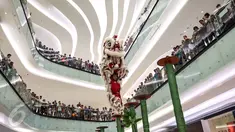 Barongsai Tonggak melakukan atraksi di depan pengunjung Lippo Mall Puri, Jakarta Barat, (21/01). Atraksi barongsai ini disuguhkan dari sanggar seni Kong Ha Hong yang telah menjuarai kompetisi World Champion. (Liputan6.com/Fery Pradolo)