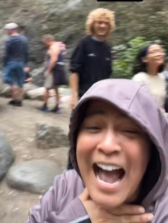 Menariknya, momen susur sungai dan air terjun Astrid kuya ini bertepatan dengan anniversary pertama  Cinta Kuya dan Logan Houck. Mengenakan jaket dengan hoodie, Astrid Kuya tak mau kalah menjelajah alam Amerika. (Liputan6.com/IG/astridkuya)